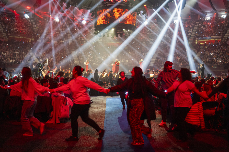 Publikoa dantzan Amak taldearekin. Publikoa dantzan Amak taldearekin.