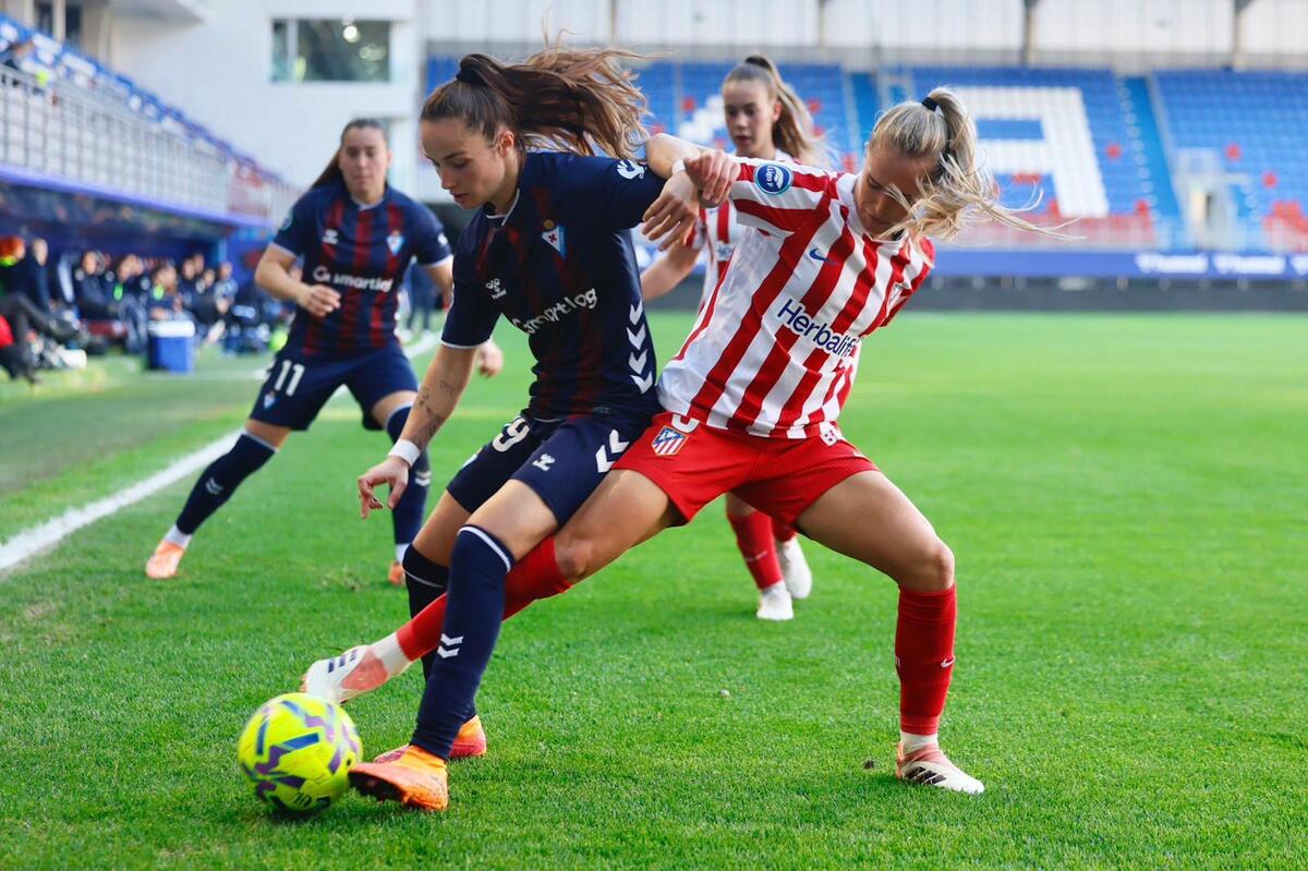 Sara Martín, excepcional una vez más, intenta proteger el balón. (SDEibar)