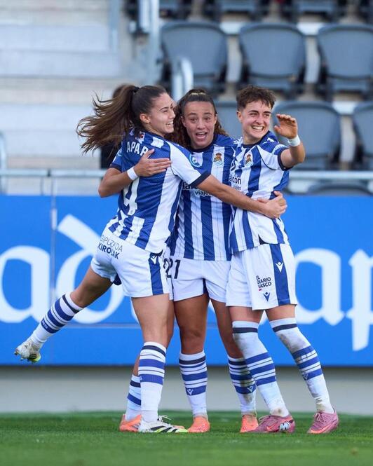 Apari se abraza con las goleadoras Emma y Lucía Pardo.