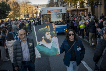 Mikel Zabalza oroitzeko autobusa, Bulebarrera iristen, jendetzaren babesarekin.