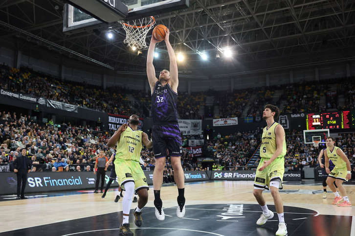 Hlinason ha dominado desde la pintura.