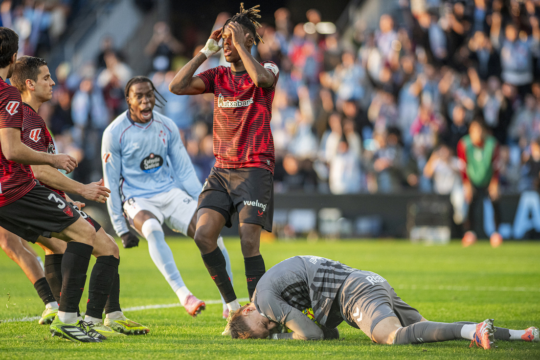 Nico Williams lamenta su error desde los once metros ante un Radu que ha adivinado su intención.