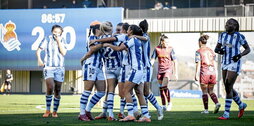 Las donostiarras celebran el gol de Cahynová.