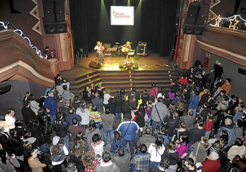 Ondoko orrialdean, Kafe Antzokiaren 15. urteurrena, 2010ean. Goian, Done Bikendi kaleko eraikina artxiboko irudi batean.