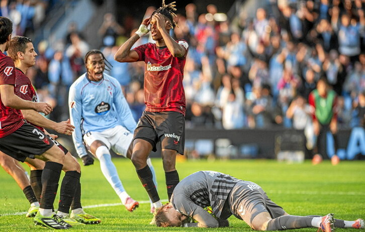 Nico Williams lamenta su error desde los once metros ante un Radu que ha adivinado su intención.