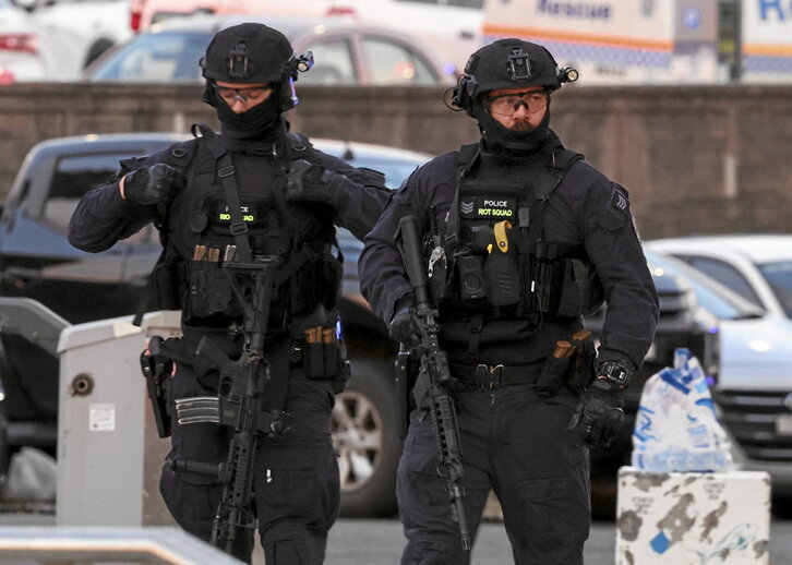Agentes de policía armados tras el tiroteo en Bondi Beach.