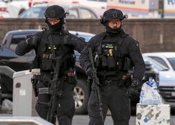 Agentes de policía armados tras el tiroteo en Bondi Beach.