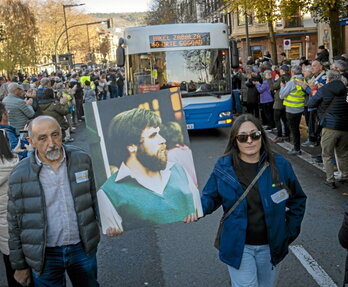 Mikel Zabalzaren omenezko autobusa, Donostiako Bulebarrera iristen. Ondoan, familia.