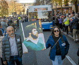 Mikel Zabalzaren omenezko autobusa, Donostiako Bulebarrera iristen. Ondoan, familia.