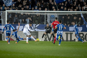 Este disparo de Mbappé ha puesto el 0-1 en el marcador de Mendizorrotza.