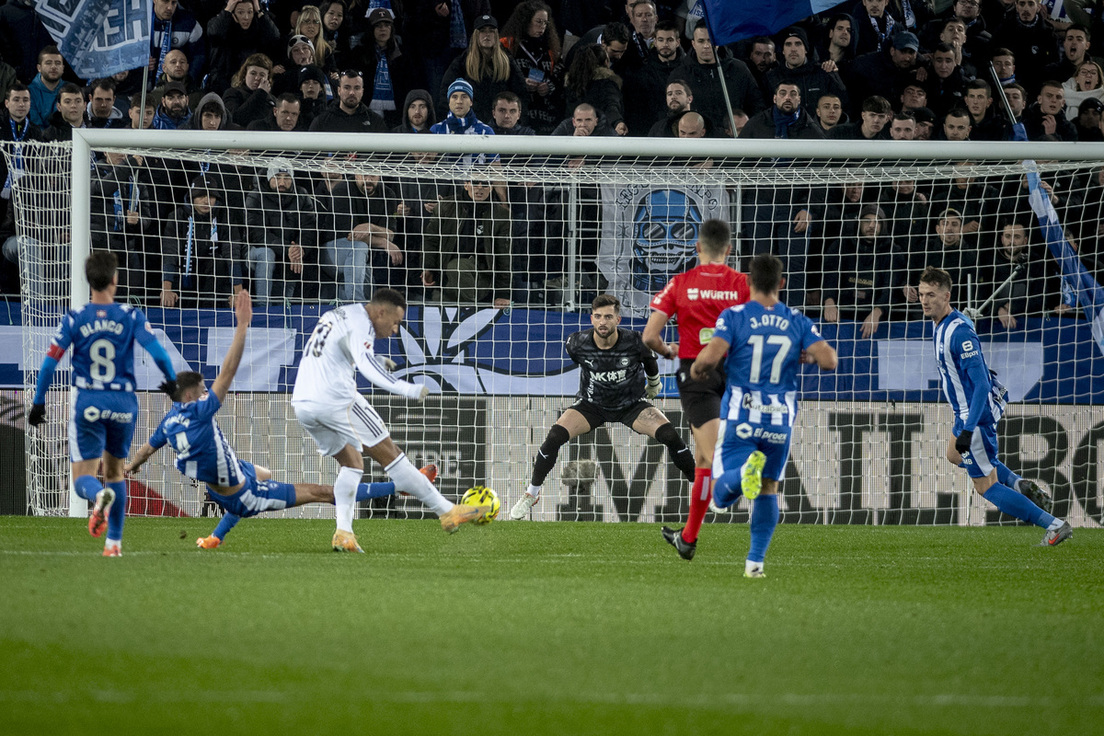 Este disparo de Mbappé ha puesto el 0-1 en el marcador de Mendizorrotza.