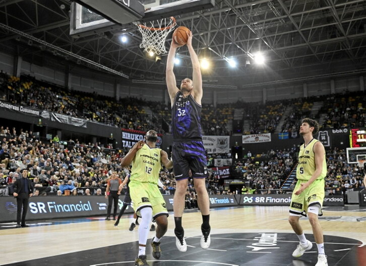 Hlinason dominó en la pintura.