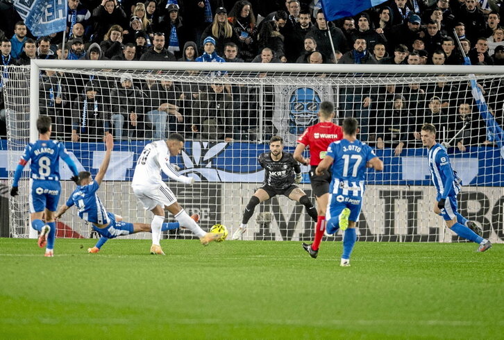Este disparo de Mbappé puso el 0-1 en el marcador de Mendizorrotza..