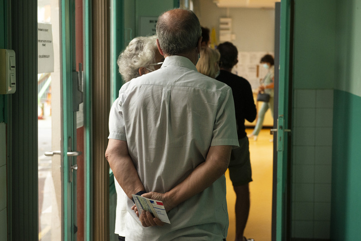 2020ko bozak Covidek eragindako pandemiari aurre egiteko aldarrikaturiko osasun neurri zorrotzen ez ohiko giroan iragan ziren.