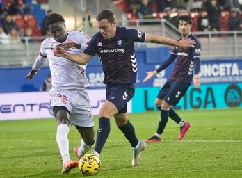 Bautista pugna con un rival en el partido de Segunda entre Eibar y Cultural Leonesa en Ipurua.