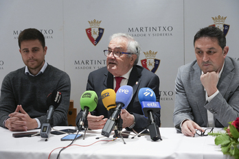 El presidente de Osasuna, Luis Sabalza, acompañado por el técnico Alessio Lisci y el director deportivo Braulio en la tradicional comida navideña. 