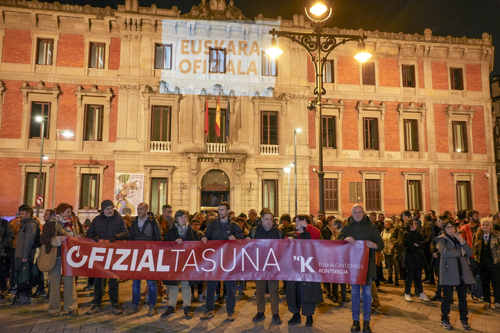 Ofizialtasuna aldarrikatu du Kontseiluak Nafarroako Parlamentuaren aurrean.