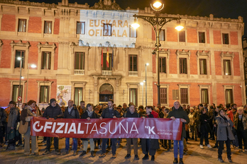 Ofizialtasuna aldarrikatu du Kontseiluak Nafarroako Parlamentuaren aurrean.