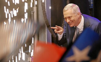 Kast saluda y gesticula a sus seguidores mientras celebra los resultados de la segunda vuelta en Santiago de Chile.