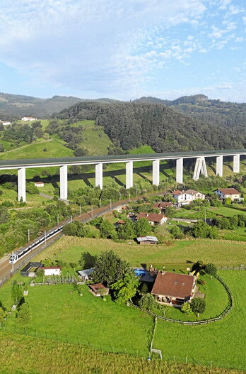 Viaducto de Amorebieta, en el tramo Elorrio-Bilbao de la Línea de Alta Velocidad.