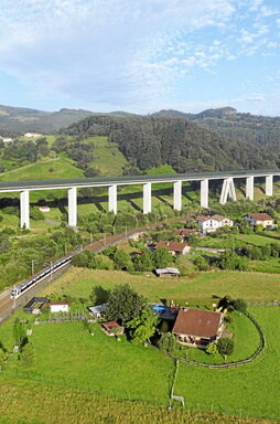 Viaducto de Amorebieta, en el tramo Elorrio-Bilbao de la Línea de Alta Velocidad.
