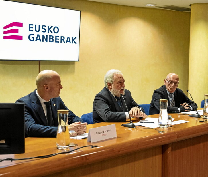 José Ignacio Zudaire, su presidente, flanquedo por Mauricio Arregui y Gregorio Rojo.