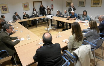 Imagen de los asistentes a la reunión del patronato, formado por instituciones y víctimas del 3 de Marzo.