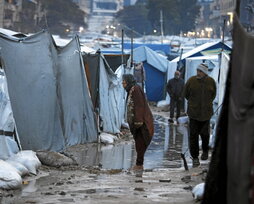 Palestinos desplazados, en las inundadas calles de Ciudad de Gaza.