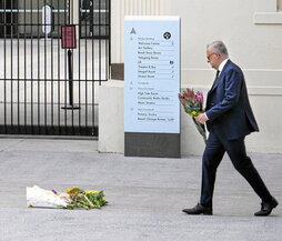 Albanese deposita flores en el Bondi Pavillion de Bondi Beach.