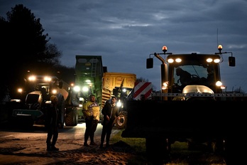 Agricultores cortando la A63 este lunes, cerca de Burdeos.