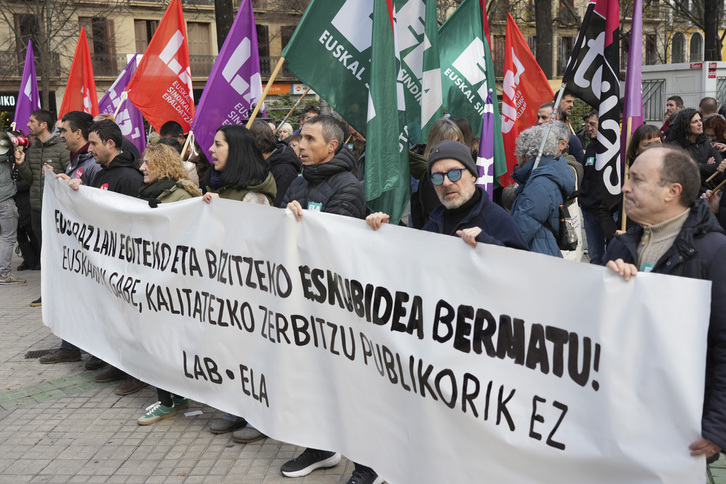 Nafarroako Parlamentu parean LAB, ELA eta Steilas sindikatuek elkarretaratzea egin dute.