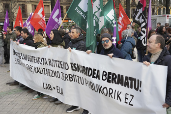 Nafarroako Parlamentu parean LAB, ELA eta Steilas sindikatuek elkarretaratzea egin dute.