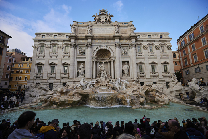 Koliseoaren atzetik, Erromako monumenturik bisitatuena da Fontana de Trevi.
