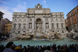 Koliseoaren atzetik, Erromako monumenturik bisitatuena da Fontana de Trevi.