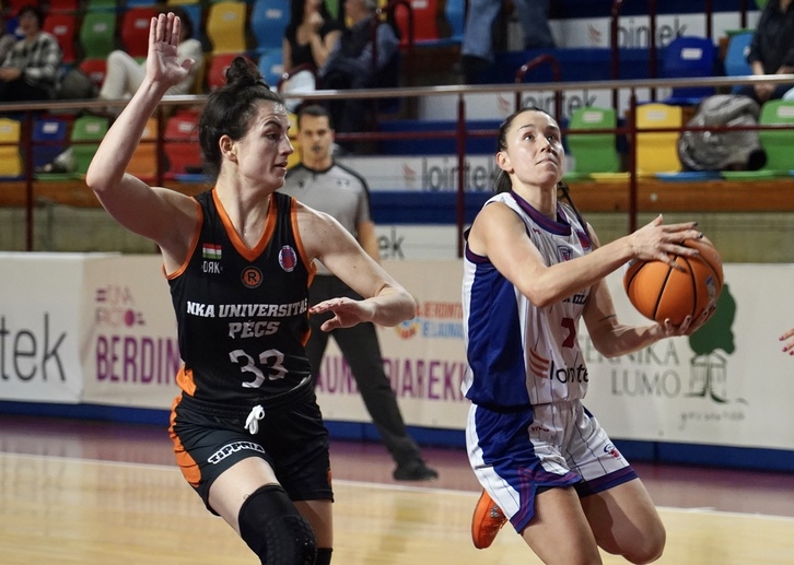 Ane Olaeta, Universitas Pecs taldearen aurkako kanporaketako joaneko neurketan.