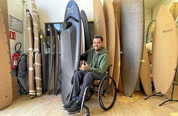 Jules Cerf, bere elbarritasunera egokituta eginiko taularekin.