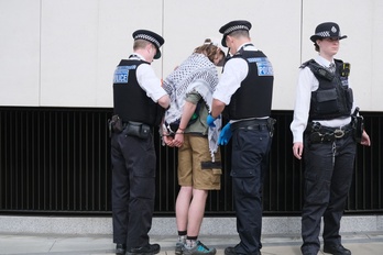Un manifestante es detenido tras bloquear la carretera que conduce al puente Vauxhall en Londres.