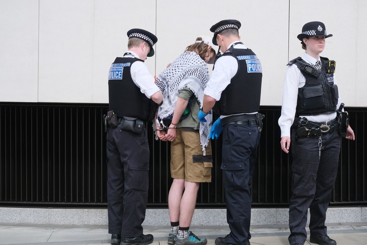 Un manifestante es detenido tras bloquear la carretera que conduce al puente Vauxhall en Londres.