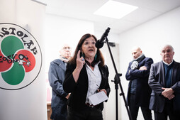 Beatrice Molle-Haranek moztu du egoitzaren inaugurazio zinta. 
