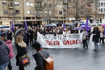 Auzipetuek babesa jaso dute epaitegiaren atarian.