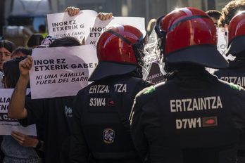 Etxegabetze baten aurkako mobilizazio baten artxiboko irudia.