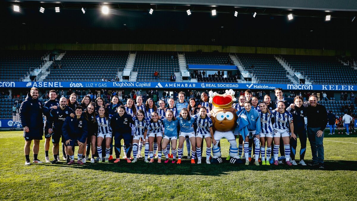 Foto de familia en Zubieta tras la victoria ante el Depor que permitirá a la Real pasar la Navidad en puestos europeos. (Real Sociedad)