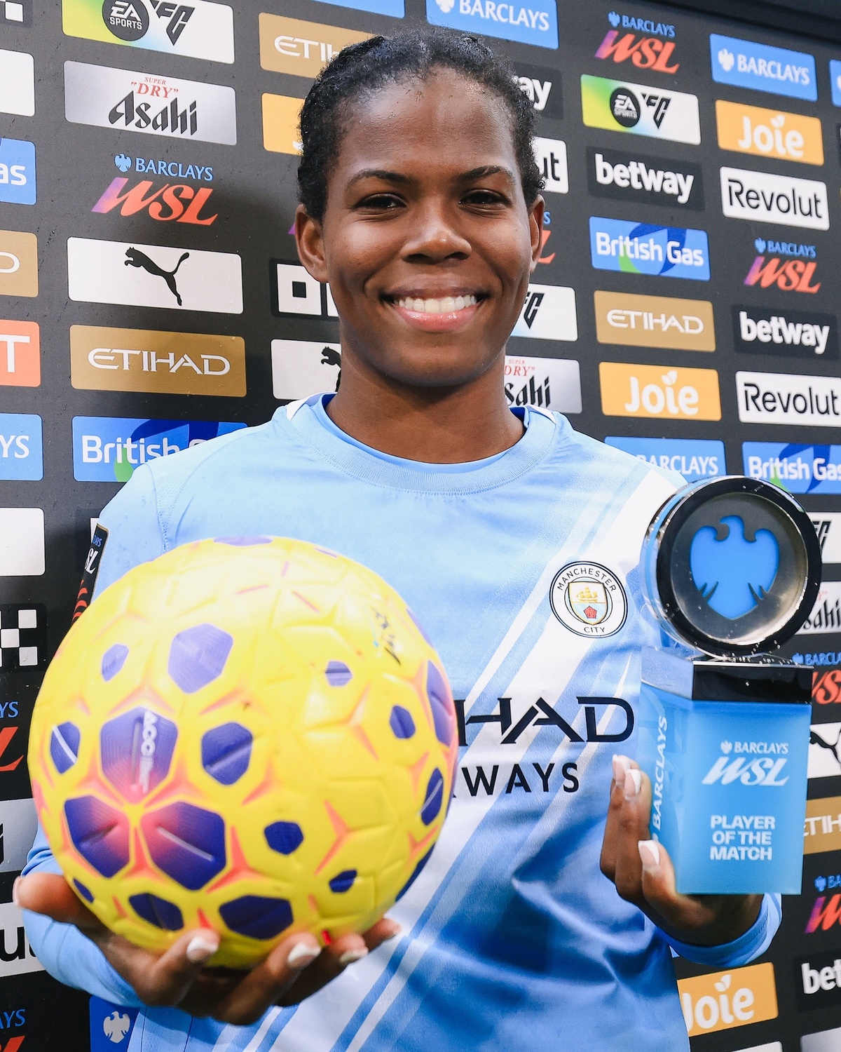 Khadija Shaw, balón y MVP por sus cuatro goles al Aston Villa. (Manchester City Women)