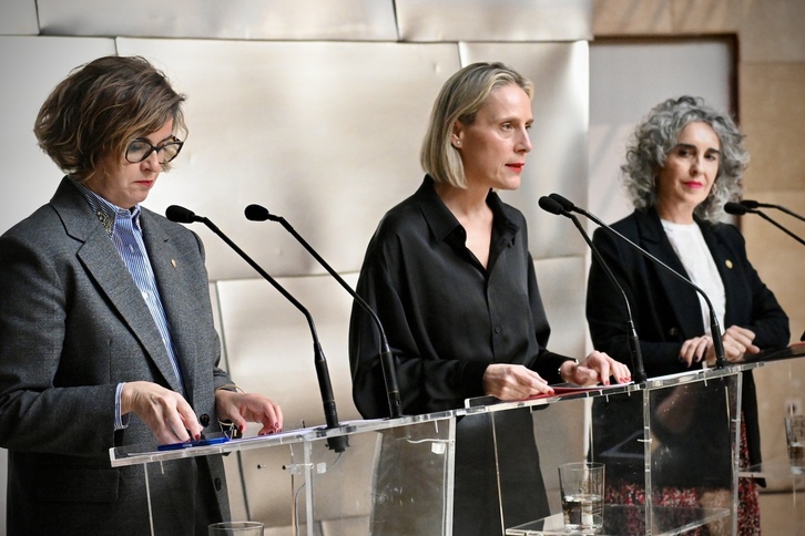 Elixabete Etxanobe, Miren Arzalluz e Ibone Bengoetxea, en la comparecencia de esta tarde.