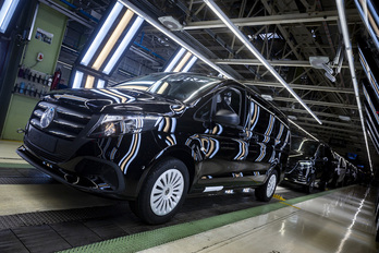 Furgonetas en la cadena de montaje de Mercedes en Gasteiz.