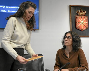 Las investigadoras de Irídia Irene Urango y Laura Pego, en el Parlamento navarro.