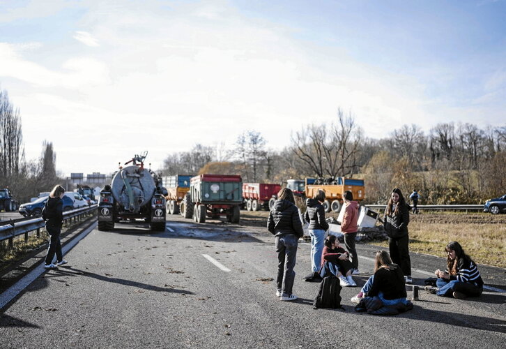 Corte de carretera en la autopista a su paso por Beskoitze.