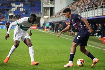 Ares, que ha rozado el empate, encara a Diaby en el partido de Copa entre Eibar y Elche en Ipurua.