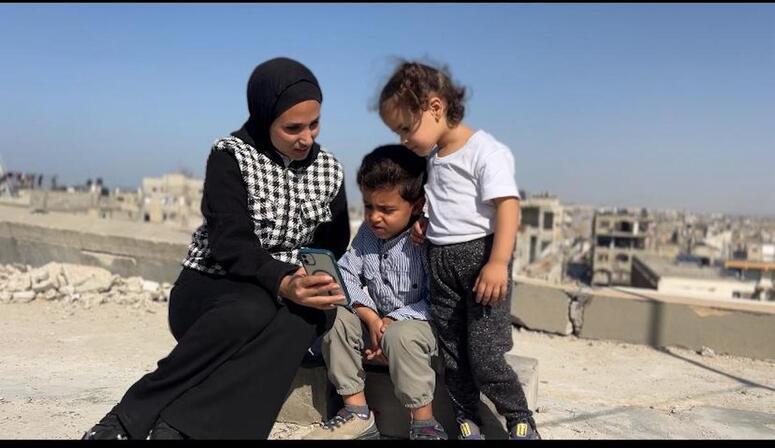 Diana Shams junto a sus dos hijos en Gaza.