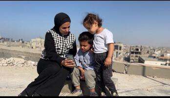 Diana Shams junto a sus dos hijos en Gaza.